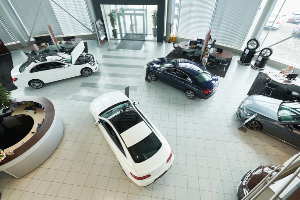 ¿Cómo convertirte en un vendedor de coches competitivo?