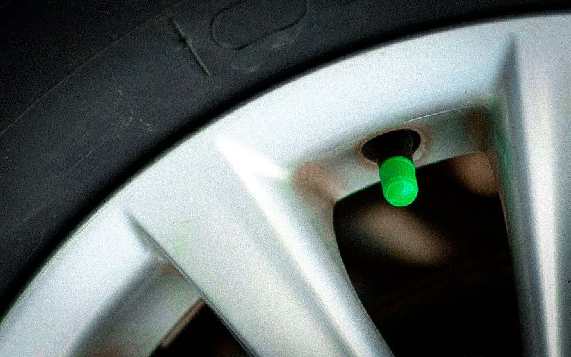 Por qué algunas ruedas de coche tienen los tapones verdes?