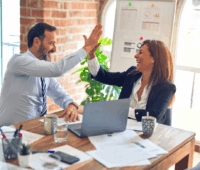 Cómo impulsar el rendimiento del concesionario de cara a fin de año: motivación del equipo comercial y regalos corporativos